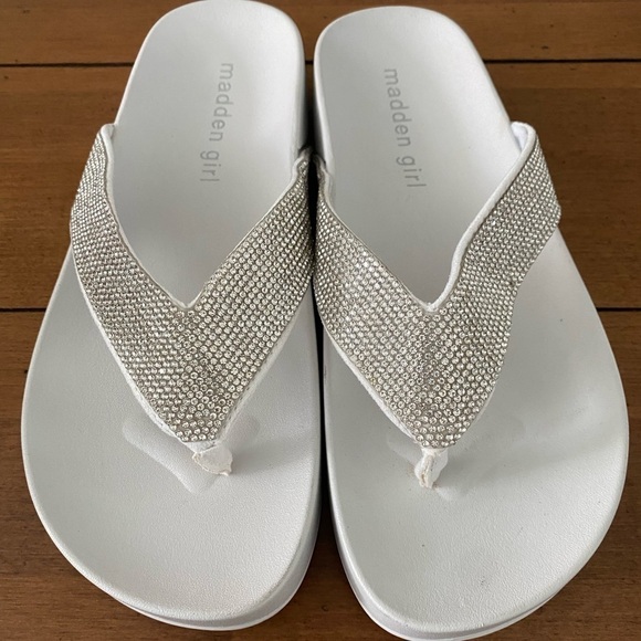 MADDEN GIRL Lola R Embellished Footbed Thong Sandal NWT Size 5M - Picture 1 of 7